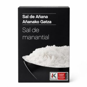 Sal de Manantial Sal de Añana en caja negra sobre fondo blanco