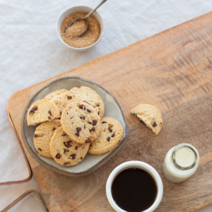 Galletas shortbread sin gluten con chips de chocolate Walkers servidas con café y leche