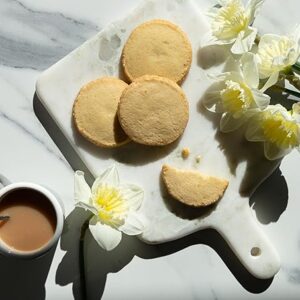 Galletas shortbread sin gluten Walkers de mantequilla sobre tabla de mármol con café