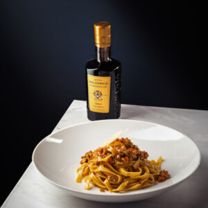 vinagre balsamico de modena igp gold malpighi servido con pasta italiana