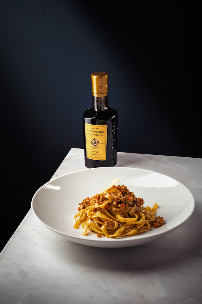 Aceto Balsamico di Modena IGP Gold Malpighi con Pasta Italiana vinagre balsamico de modena igp gold malpighi servido con pasta italiana