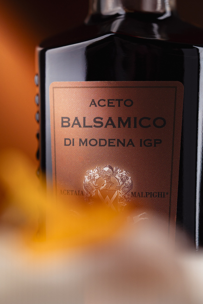 Detalle botella Vinagre Balsámico de Módena IGP Bronze Malpighi detalle vinagre balsamico de modena igp bronze malpighi etiqueta botella gourmet