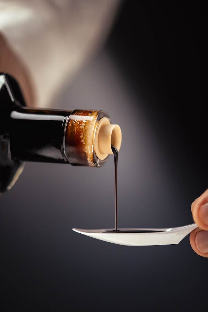 Textura del Vinagre Balsámico de Módena IGP Gold Malpighi vinagre balsamico de modena igp gold malpighi textura densa gourmet