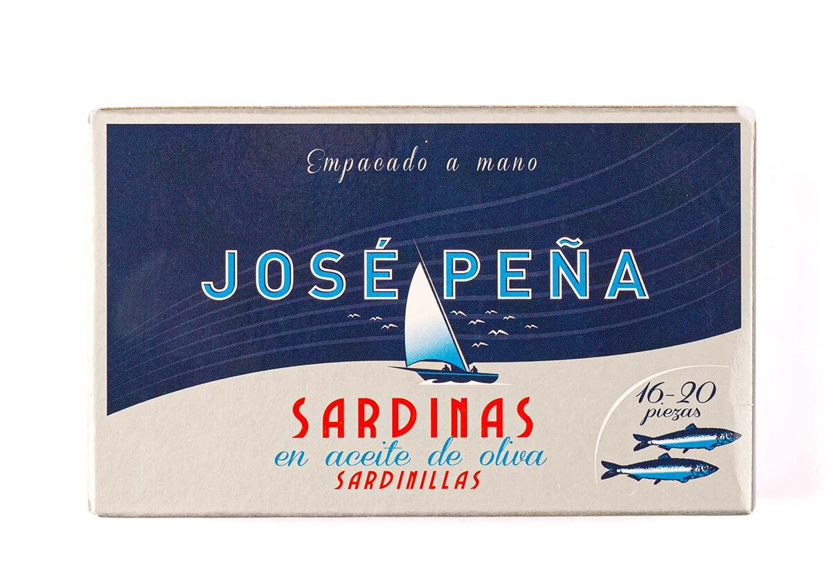 Sardinillas en Aceite de Oliva José Peña 115 g Sardinillas en aceite de oliva José Peña 115 g, conserva gourmet con sardinas seleccionadas y envasadas a mano.