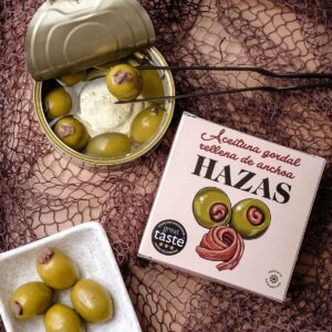 Aceitunas Gordal rellenas de anchoa Hazas servidas junto a lata abierta y estuche original