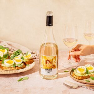 Vino blanco Anais Muscat U Més U D.O. Penedès 75 cl servido con aperitivos y copas