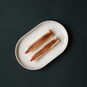 Anchoas del Cantábrico en aceite de oliva servidas sobre pan, filetes artesanos gourmet