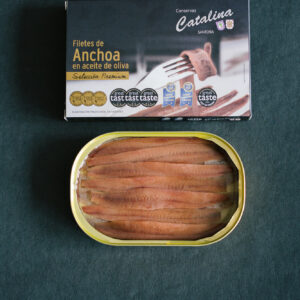 Estuche y lata abierta de anchoas del Cantábrico en aceite de oliva selección premium.