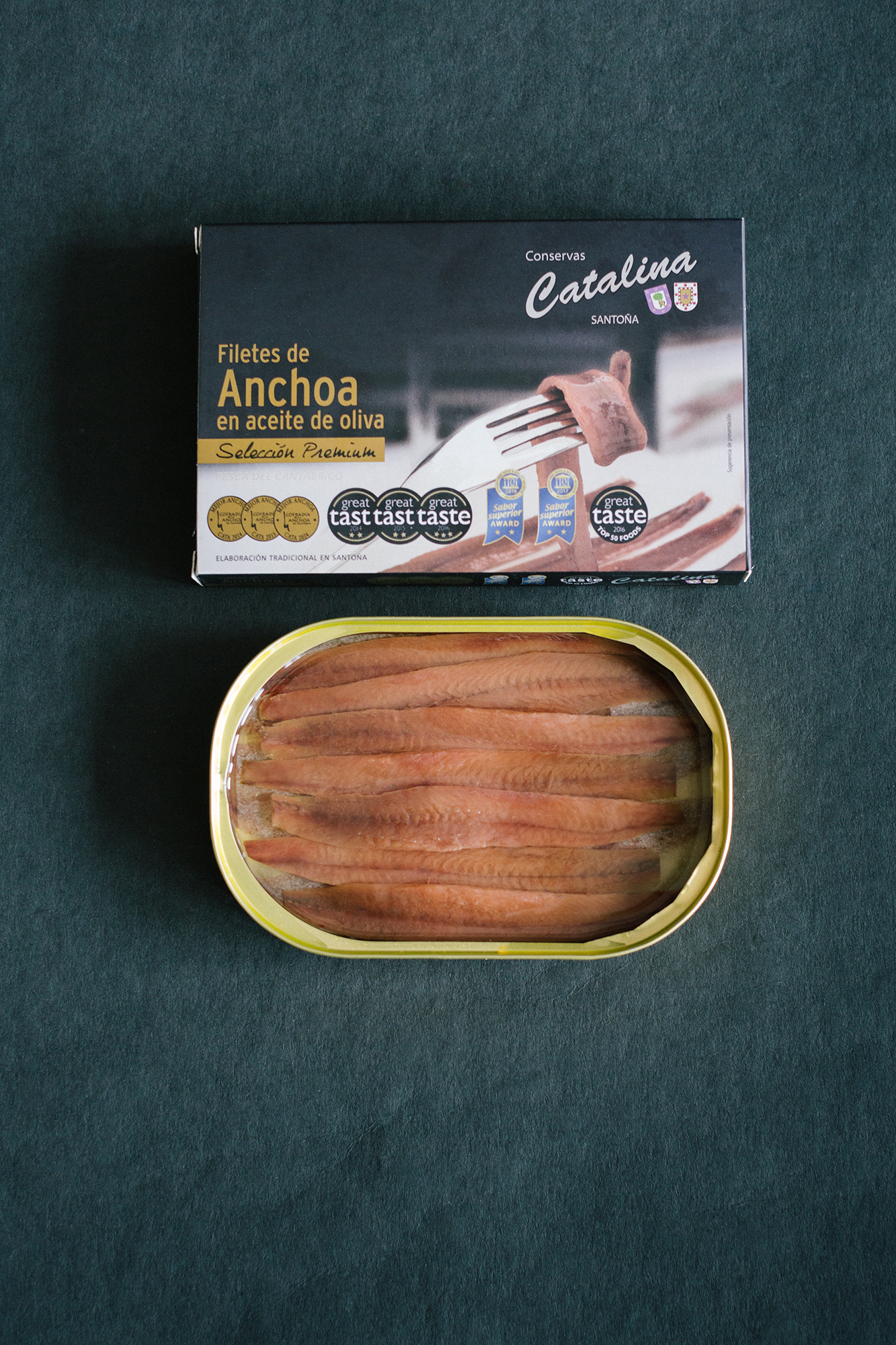 Anchoas del Cantábrico en Aceite de Oliva Selección Premium | Conservas Catalina Estuche y lata abierta de anchoas del Cantábrico en aceite de oliva selección premium.