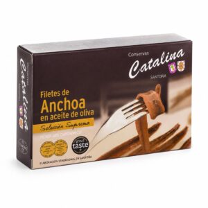 Anchoas del Cantábrico en aceite de oliva Conservas Catalina en estuche sobre fondo blanco