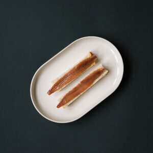 Anchoas del Cantábrico en aceite de oliva Conservas Catalina 8 filetes sobre pan tostado