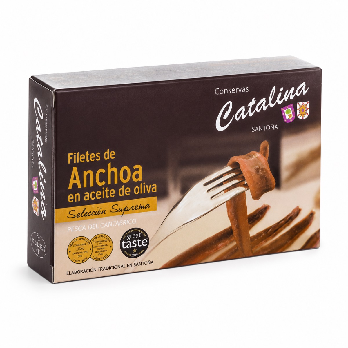 Anchoas del Cantábrico en Aceite de Oliva Conservas Catalina Anchoas del Cantábrico en aceite de oliva Conservas Catalina en estuche sobre fondo blanco