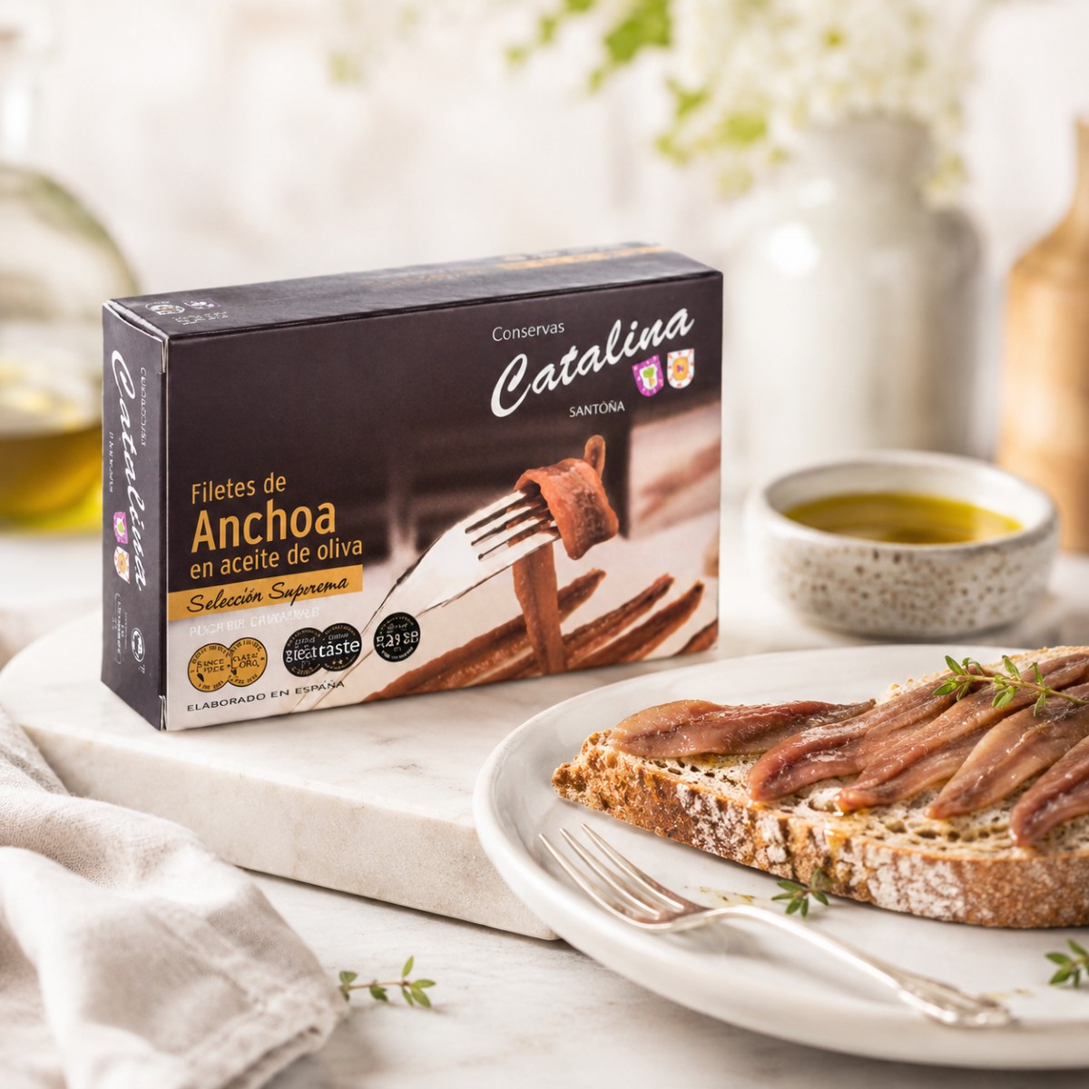 Anchoas del Cantábrico Conservas Catalina con tostada Anchoas del Cantábrico Conservas Catalina con tostada, aceite de oliva y pan rústico