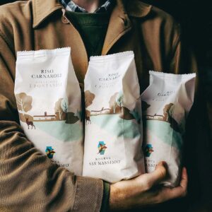 Arroz Carnaroli I Fontanili Riserva San Massimo en formato gourmet sostenido en brazos
