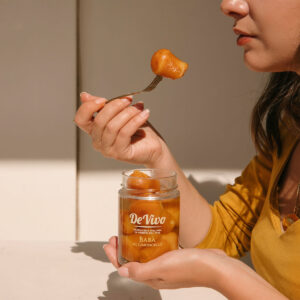 Babà al limoncello De Vivo servido en tarro de cristal, degustado con tenedor