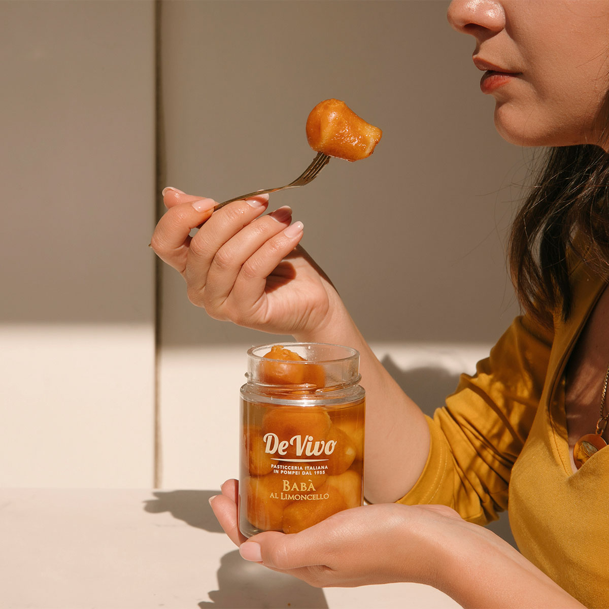 Babà al limoncello artesanal De Vivo · Pastelería italiana Babà al limoncello De Vivo servido en tarro de cristal, degustado con tenedor