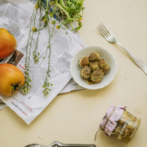 alcachofas fratepietro en aceite de oliva escena natural gourmet