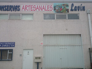 Fachada de Conservas Lavín en Santoña, elaboradores artesanales de anchoas del Cantábrico