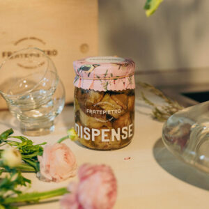 Tarro de corazones de alcachofas Fratepietro en aceite de oliva en mesa gourmet