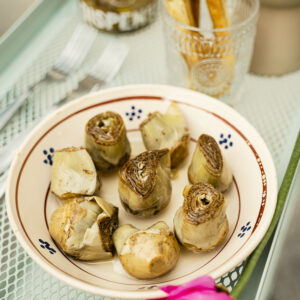 Corazones de alcachofas Fratepietro en aceite de oliva presentados en plato