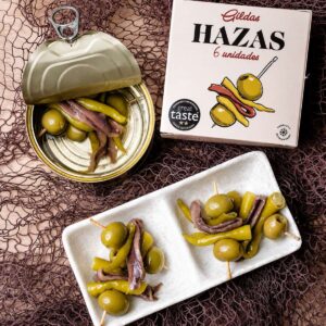 Gildas con anchoa Hazas 6 unidades servidas junto a lata abierta y estuche original