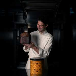 chef massimiliano alajmo sostiene panettone ducale edición philippe starck