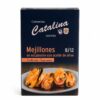 Mejillones en escabeche con aceite de oliva Conservas Catalina 8/12 en estuche sobre fondo blanco