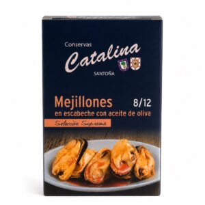 Mejillones en escabeche con aceite de oliva Conservas Catalina 8/12 en estuche sobre fondo blanco