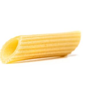 Pasta penne rigate Mancini en primer plano, detalle del estriado y corte sobre fondo blanco