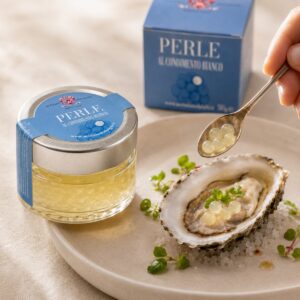 Perlas de vinagre balsámico blanco Acetaia Malpighi con ostra y cuchara de servicio