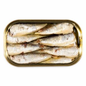 Sardinillas en aceite de oliva José Peña 16-20 piezas en lata abierta sobre fondo blanco