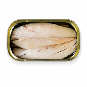 Ventresca de Bonito del Norte de Costera en aceite de oliva José Peña en lata abierta sobre fondo blanco
