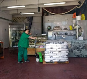 Interior de Conservas Lavín en Santoña, elaboración y venta directa de anchoas artesanales del Cantábrico