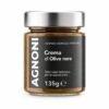 Crema de aceitunas negras Agnoni 135 g en tarro de cristal sobre fondo blanco