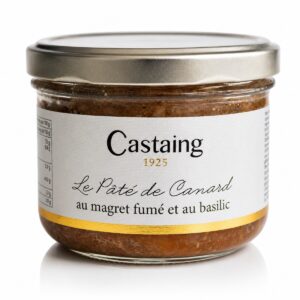 Paté de pato con magret ahumado y albahaca Castaing en tarro de cristal sobre fondo blanco