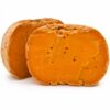 Queso Mimolette curado Llenques en pieza cortada sobre fondo blanco