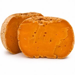 Queso Mimolette curado Llenques en pieza cortada sobre fondo blanco