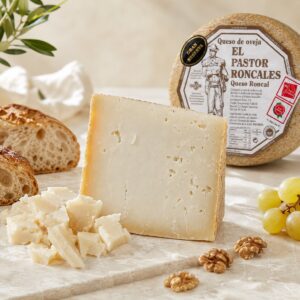Queso Roncal DOP El Pastor Roncales servido con pan, uvas, nueces y pieza original