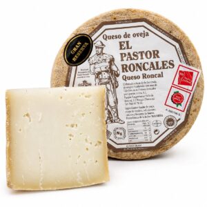 Queso Roncal DOP El Pastor Roncales en pieza y cuña sobre fondo blanco