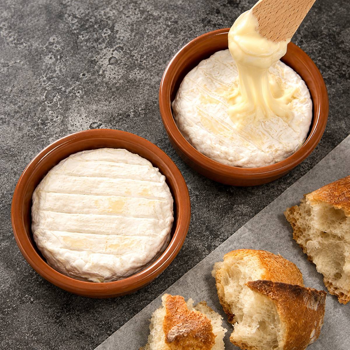 Queso Saint-Marcellin IGP Le Chartreuxin 80 g fundido Queso Saint-Marcellin IGP Le Chartreuxin 80 g fundido en terrina con pan artesano