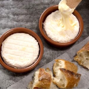 Queso Saint-Marcellin IGP Le Chartreuxin 80g francés con textura cremosa para untar, servido en cazuela