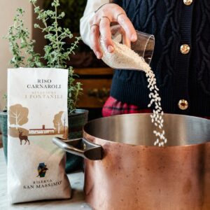 Arroz Carnaroli I Fontanili Riserva San Massimo 500 g vertido en olla de cobre para risotto