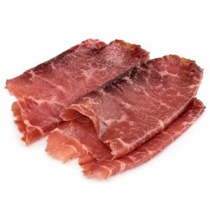 Cecina de León IGP Entrepeñas 100 g en lonchas sobre fondo blanco