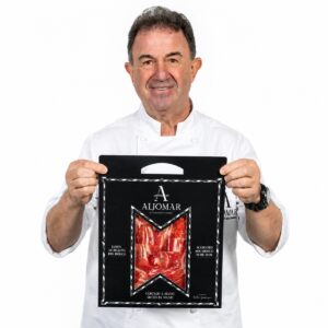 Chef Martin Berasategui sosteniendo Jamón de Bellota 100% Ibérico Aljomar cortado a mano 100 g