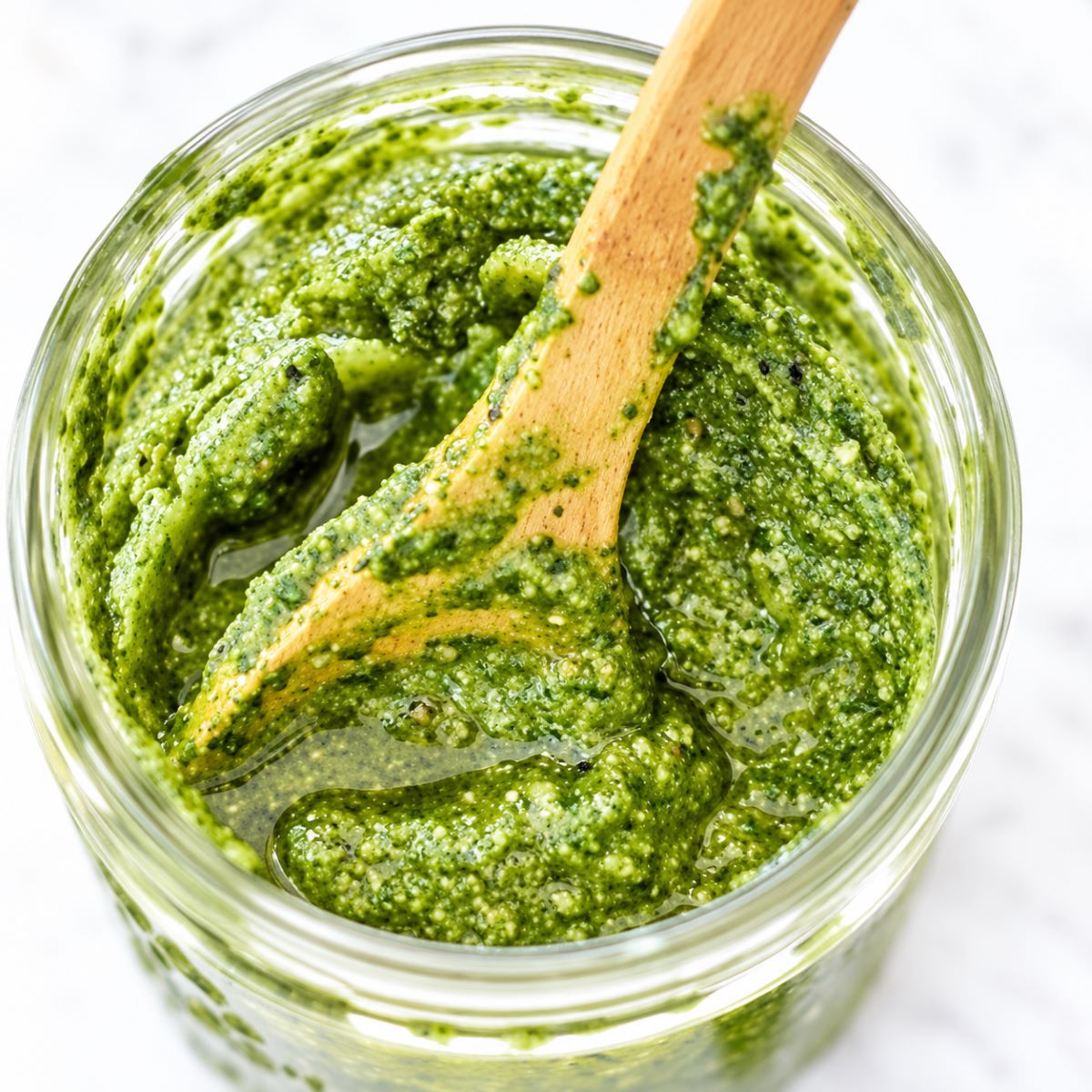 Pesto Genovese Ramella · 180 g · Detalle de Textura Pesto Genovese Ramella 180 g con textura cremosa de albahaca y aceite de oliva