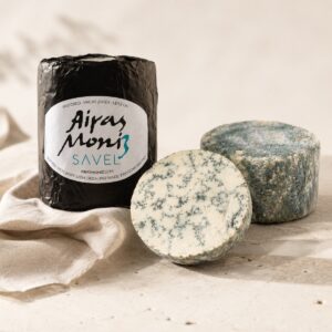 Queso Savel Airas Moniz servido con pieza entera, corte azul y envoltorio original