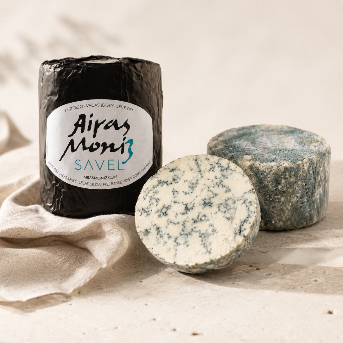 Queso Savel Airas Moniz Servido Queso Savel Airas Moniz servido con pieza entera, corte azul y envoltorio original