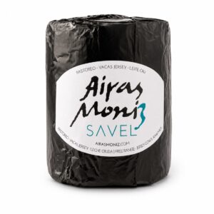 Queso Savel Airas Moniz en pieza entera con envoltorio negro y etiqueta original sobre fondo blanco