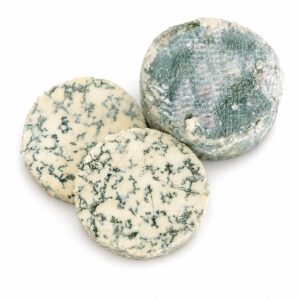 Queso Savel Airas Moniz azul gallego en pieza entera y porciones cortadas sobre fondo blanco