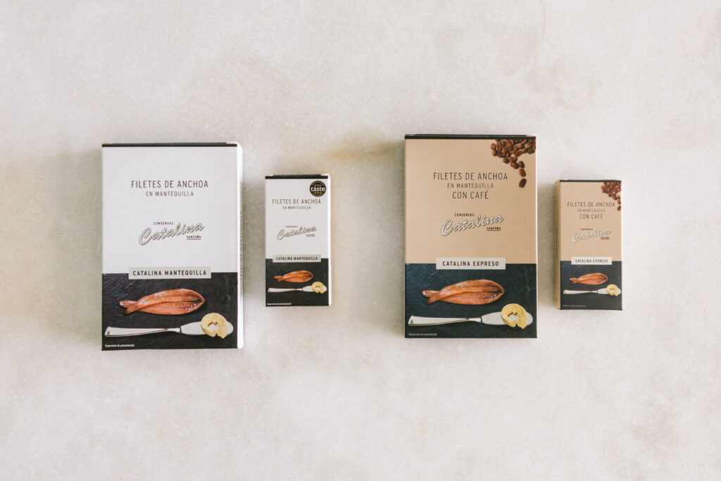 Estuches de Conservas Catalina con filetes de anchoa en mantequilla y en mantequilla con café, en formatos grande y pequeño.